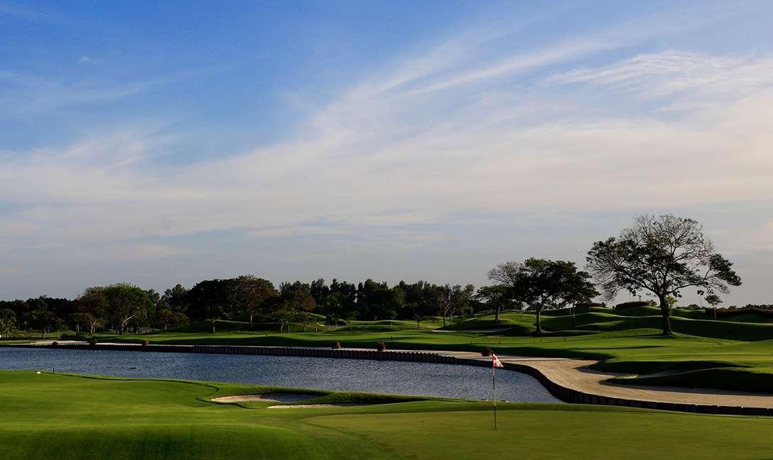 Dusit Thani Laguna Singapore Eksteriør bilde The 17th hole at the 2013 PGA Championship