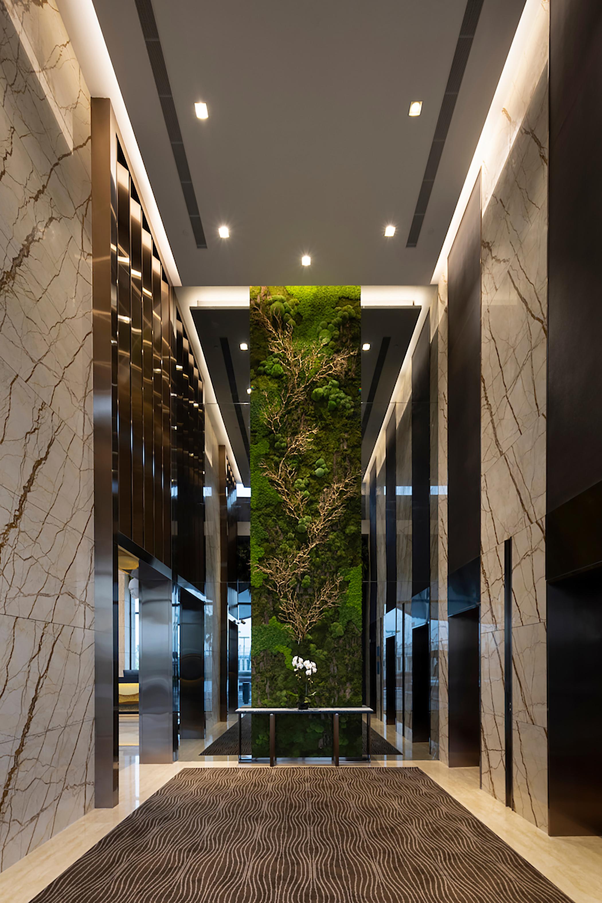 Dusit Thani Laguna Singapore Eksteriør bilde The green wall in the elevator lobby