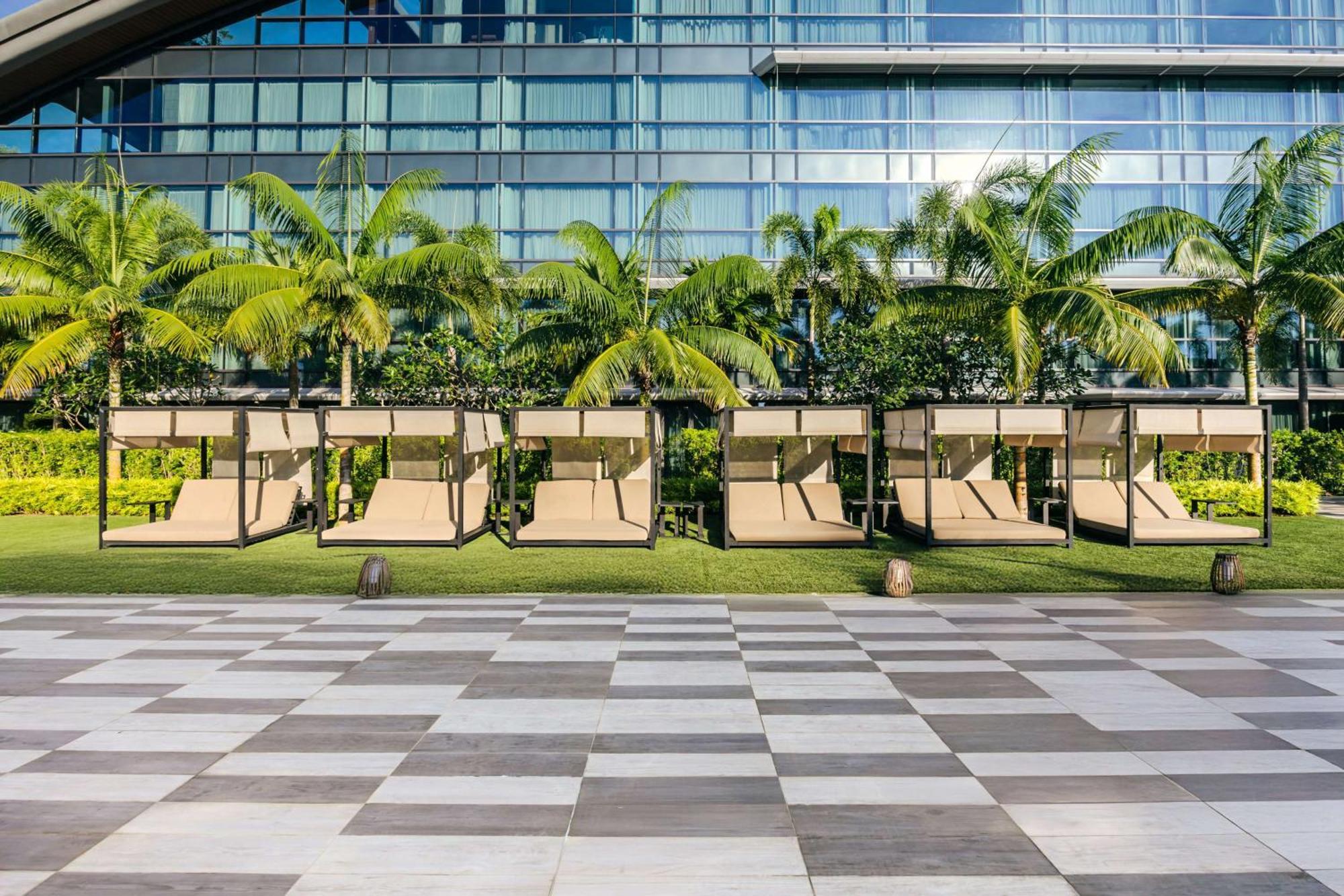Dusit Thani Laguna Singapore Eksteriør bilde The pool deck at the Westin